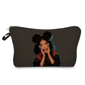 Detailansicht der schwarzen Kosmetiktasche mit einem modischen Mädchen Druckmotiv.