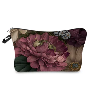 Vue rapprochée du sac à cosmétiques à imprimé floral sombre et design rétro élégant.
