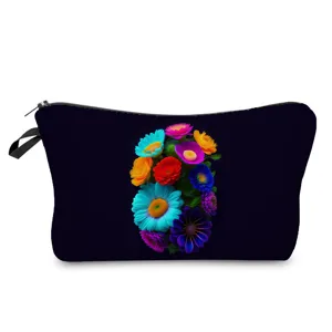 Gros plan d'une trousse de maquillage noire avec imprimé floral coloré et fermeture éclair.
