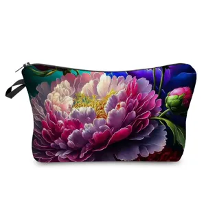 Gros plan détaillé de la trousse de maquillage imprimée pivoine sombre pour les voyages.