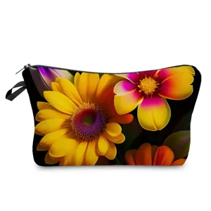 Détail de la pochette de maquillage imprimé floral sombre, motif vif avec fermeture éclair.
