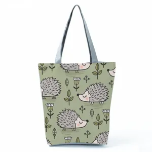 Borsa shopper in tela con stampa riccio, vista dettagliata del motivo animale e tessuto verde.