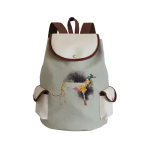 Vue rapprochée du sac à dos en toile avec imprimé de chien aquarelle et bordures marron.