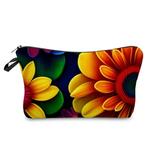 Sac de maquillage imprimé floral foncé classique pour le rangement du rouge à lèvres et des soins.