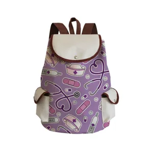 Detailaufnahme des violetten Rucksacks mit medizinischem Motiv und praktischen Taschen.