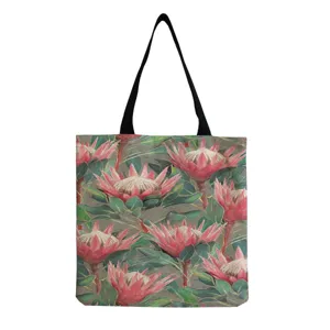 Dettaglio ravvicinato che mostra la stampa con fiori di protea rosa vintage sulla borsa in tela.