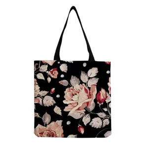 Borsa tote in tela nera con motivo floreale vintage di rose rosa e comodi manici resistenti.