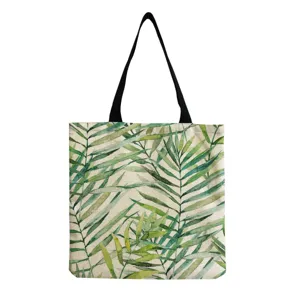 Primo piano della borsa tote in tela con stampa di foglie di palma acquerello e manici.