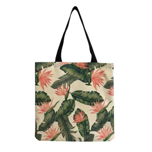 Primo piano del motivo con foglie e fiori tropicali sul tessuto della borsa tote.