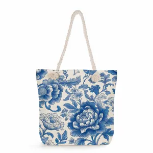 Primer plano del tejido con estampado floral azul y blanco y detalles de asa de cuerda.