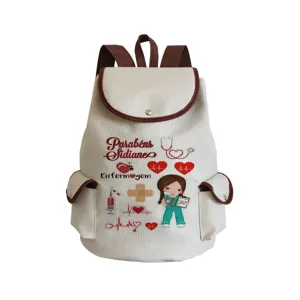 Detailansicht des Canvas Rucksacks mit Krankenschwester Motiv und braunem Leder.