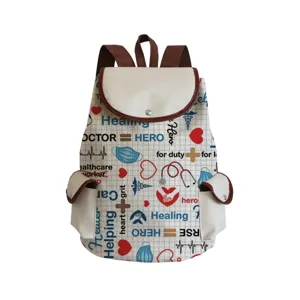 Canvas rucksack detail mit medizinischem motiv, ärzte held muster und braunen tragegurten.