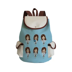 Hellblauer Canvas-Rucksack mit braunen Gurten und niedlichem Krankenschwester-Druck für Damen.