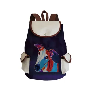 Vue détaillée du sac à dos en toile avec imprimé de chien abstrait et poche à rabat.
