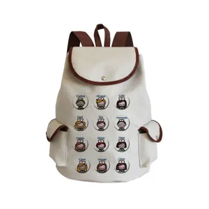 Detailansicht des Canvas-Rucksacks mit niedlichen Krankenschwester-Motiven und Namen.
