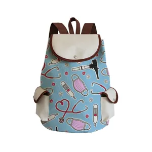 Detailansicht des Krankenpflege Motiv Canvas Rucksack mit Stethoskop und Thermometer.