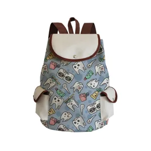 Detailansicht eines Canvas-Rucksacks mit einem niedlichen Zeichentrick-Zahnmuster.