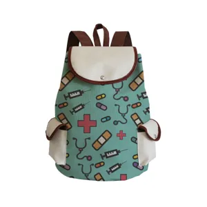 Detailaufnahme des medizinischen Musterrucksacks mit niedlichem Stethoskop- und Spritzendruck.