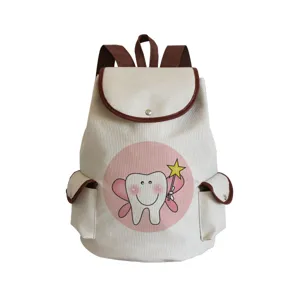 Detailansicht des süßen Zahnmotiv-Leinenrucksacks mit braunen Kanten und Fronttasche.