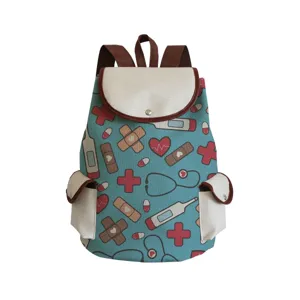 Detailansicht des medizinischen Canvas-Rucksacks mit niedlichem Krankenschwester-Muster.