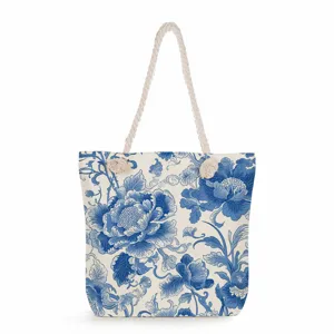 Bolso tote de lona con estampado floral de porcelana azul y blanca con asas de cuerda.