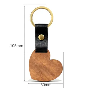 Gedetailleerd overzicht van de houten hartvormige sleutelhanger met lederen riem en ring.