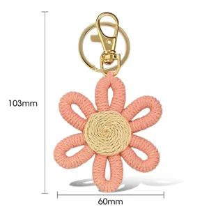 Roze geweven bloem sleutelhanger met gouden sluiting, leuke tas accessoire en hanger.