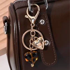 Porte-clés cœur imprimé léopard, pendentif de sac rétro en métal pour femmes élégantes.
