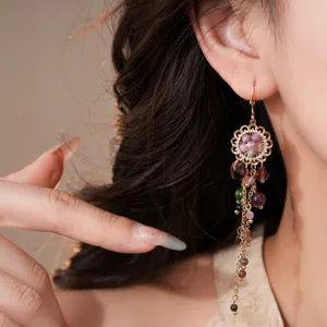 Vue détaillée des superbes boucles d'oreilles style ethnique rétro fleurs zircones.