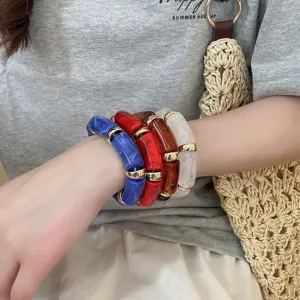 Acrylic segmented stretch bracelet detail, showing marbled resin links and chic gold-tone rings.