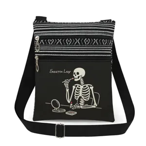 Vista dettagliata di una elegante borsa a tracolla in tela nera e bianca con stampa scheletro.