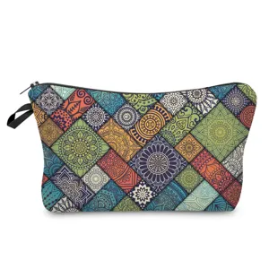 Vista detallada de la bolsa cosmética con estampado de mandalas, cremallera resistente y asa lateral.