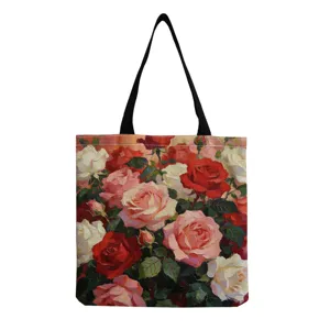 Détail sac cabas en toile, impression peinture à l'huile rose vintage, bandoulière noire.