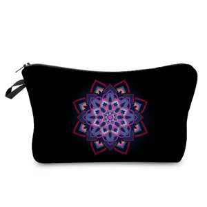 Primer plano detallado del neceser negro de maquillaje con el colorido estampado mandala.