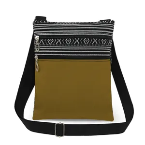 Gedetailleerd overzicht van de stijlvolle crossbody tas met zwart-witte strepen en dubbele rits.