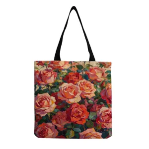Gros plan détaillé du sac cabas en toile imprimé de roses style peinture à l'huile rétro.