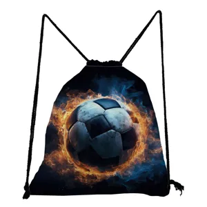 Vista ravvicinata della grafica del pallone infuocato sullo zaino a sacca nero.