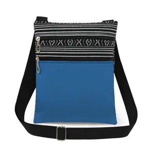Gedetailleerd overzicht van de casual schoudertas met geometrisch patroon en blauw vak.