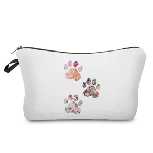 Vista detallada de la bonita bolsa de cosméticos con estampado de huellas de perro.
