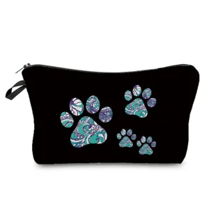 Vista detallada de una bolsa de cosmeticos negra con elegantes huellas de perro paisley.