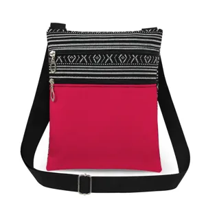 Casual canvas crossbody tas met zwart-witte strepenprint en een roze zak met ritssluiting.