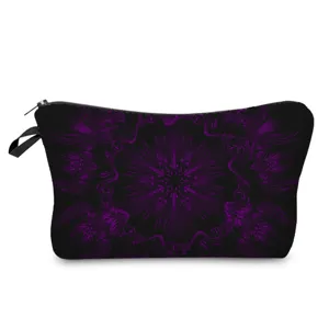 Detalle de bolsa de cosméticos con estampado de mandala morada, estuche ligero diario.