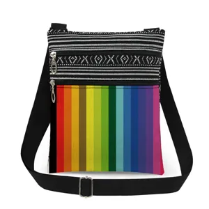 Klassieke lichte crossbodytas met dubbele rits en kleurrijke regenboogstrepen.
