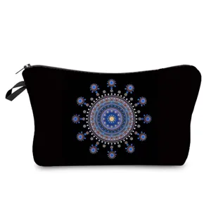 Detalle neceser de maquillaje mandala, bolso de mano ligero y estuche para lápiz labial.