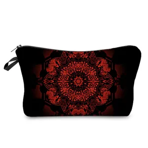 Neceser de maquillaje negro con estampado de mandala rojo, ideal para organizar tus cosméticos.