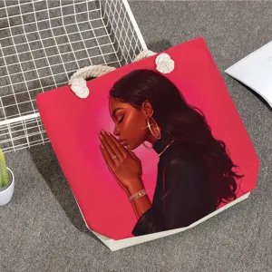 Gros plan du sac cabas élégant en toile avec impression artistique de femme en prière.