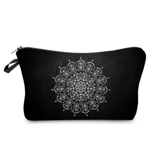 Bolsita cosmética negra con estampado de mandala blanco, vista detallada de la textura y cremallera.