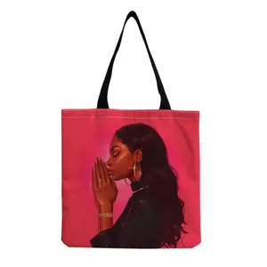 Gros plan détaillé de l'élégant imprimé de femme noire priant sur le sac en toile rouge.