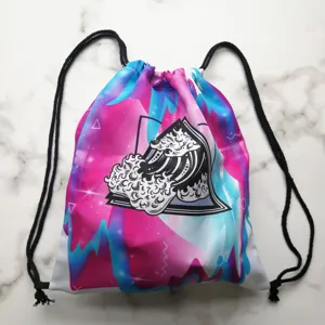 Dettaglio zainetto a sacca con stampa onda colorata, borsa leggera pieghevole casual comoda.