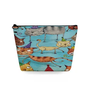 Vista dettagliata del grazioso beauty case con stampa di gatti in tessuto canvas.